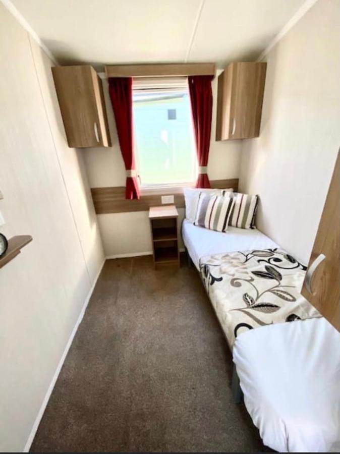 Swift Loire Hotel Jaywick Sands Bagian luar foto